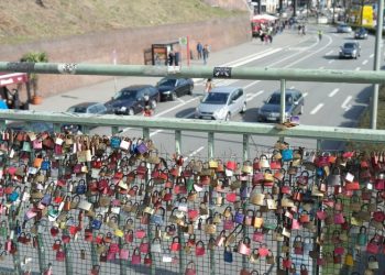 landungsbruecken hamburg liebesschloss lebenalacarte 700x467