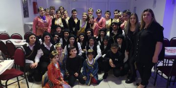 Η χορευτική ομάδα του Συλλόγου Ποντίων Αννοβέρου. Τα παιδιά του Πόντου συνεχίζουν την παράδοση όπως αρμόζει σ αυτό που εκπροσωπούν.