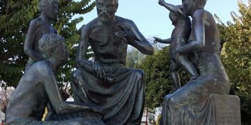 O πατέρας της Ιατρικής ΙΠΠΟΚΡΑΤΗΣ εξετάζει  ένα άρρωστο παιδάκι παρουσία των μαθητών του στην Κώ