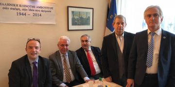 Ο Γενικός Πρόξενος της Ελλάδας στο Αμβούργο κ. Αγγελόπουλος, ο προξενικός Ακόλουθος Περικλής Αλεξανδράκης, ο δικηγόρος Σταύρος Κόνας, ο γραμματέας της Ελληνικής Κοινότητας Αμβούργου Γαβριήλ Λεϊμονής και ο πρόεδρος της Ελληνικής Κοινότητας Αμβούργου κ. Νίκος Φωτεινός