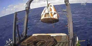 w08 175232ATSEASPACEISSSPACEXCREWDRAGON