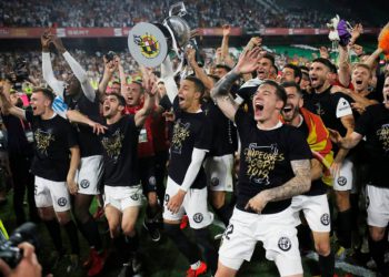 Soccer Football - Copa del Rey - Final - FC Barcelona v Valencia - Estadio Benito Villamarin, Seville, Spain - May 25, 2019  Valencia players celebrate winning the Copa del Rey final with trophy  REUTERS/Jon Nazca