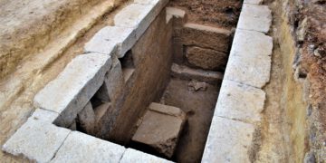 4. ΜΕΣΙΑ Ταφ. Τύμβος το εσωτερικό του τάφου