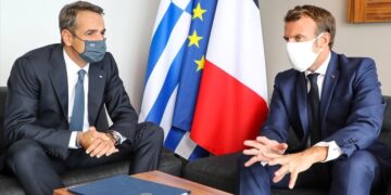 mitsotakis makron