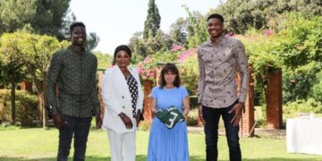 w17 145548KaterinaSakellaropoulouAntetokounmpofamily
