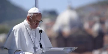 pope lesbos 7