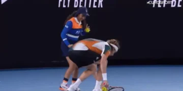 Τσιτσιπάς ball girl