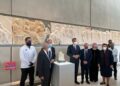H τοποθέτηση του θραύσματος στο Μουσείο της Ακρόπολης, παρουσία του Πρωθυπουργού Κυριάκου Μητσοτάκη
