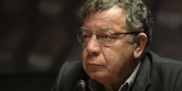 Ο Τάκης Θεοδωρικάκος αποχαιρετά τον Ηλία Νικολακόπουλο
