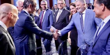 Γ. Πατούλης: « Θα συνεχίσουμε να στηρίζουμε έμπρακτα το επιχειρείν που αποτελεί τη ραχοκοκαλιά της ελληνικής οικονομίας» Ο Περιφερειάρχης Αττικής Γ. Πατούλης παραβρέθηκε στην τελετή απονομής των φετινών βραβείων επιχειρηματικών βραβείων του Εμπορικού και Βιομηχανικού Επιμελητηρίου Αθηνών, η οποία πραγματοποιήθηκε στο Ζάππειο, παρουσία του Πρωθυπουργού κ. Κυριάκου Μητσοτάκη. Τον κ. Πατούλη υποδέχθηκε ο Πρόεδρος του ΕΒΕΑ Γ. Μπρατάκος Την τελετή τίμησαν με την παρουσία τους μεταξύ άλλων ο Υπουργός Ανάπτυξης και Επενδύσεων Άδωνις Γεωργιάδης, η Υπουργός Παιδείας και Θρησκευμάτων Νίκη Κεραμέως , ο Υπουργός Περιβάλλοντος και Ενέργειας Κώστας Σκρέκας , ο Υπουργός Εργασίας και Κοινωνικών Υποθέσεων Κωστής Χατζηδάκης, η Υφ. Εργασίας Δ. Μιχαηλίδου, ο Υφ. Ανάπτυξης Γ. Τσακίρης, , ο Υφυπουργός Ανάπτυξης και Επενδύσεων Χρίστος Δήμας, ο Υφ. Κοινωνικής Ασφάλισης Π. Τσακλόγλου, η Υφ. Μετανάστευσης και Ασύλου Σ. Βούλτεψη, o Κοινοβουλευτικός εκπρόσωπος ΠΑ.ΣΟ.Κ. - Κινήματος Αλλαγής Μιχάλης Κατρίνης, ο Δήμαρχος Πειραιά Γ. Μώραλης, η Πρόεδρος Πανελληνίου Συνδέσμου Εξαγωγέων Χριστίνα Σακελλαρίδη, η Πρόεδρος της Επιτροπής Κεφαλαιαγοράς Βασιλική Λαζαράκου, εκπρόσωποι επιχειρηματικών φορέων και Πρόεδροι Συλλόγων. Αυτή τη χρονιά, τα Βραβεία ΕΒΕΑ 2022 απονεμήθηκαν στις επιχειρήσεις ως αναγνώριση και επιβράβευση των δραστηριοτήτων και της πορείας τους, αλλά και ως κίνητρο για την περαιτέρω προώθηση της επιχειρηματικής πρωτοβουλίας. Οι επιχειρήσεις που βραβεύθηκαν είναι οι εξής: 1. Βραβείο Εταιρικής Κοινωνικής Ευθύνης UNI-PHARMA 2. Βραβείο Εξαγωγικής Δραστηριότητας – Διεθνούς Παρουσίας TECHNOHULL 3. Βραβείο Έρευνας – Καινοτομίας και Τεχνολογικής Ανάπτυξης INTRACOM DEFENSE 4. Βραβείο Γυναικείας Επιχειρηματικότητας ΑΛΕΞΑΝΔΡΑ ΔΑΣΚΑΛΟΠΟΥΛΟΥ 5. Βραβείο Περιβάλλοντος και Πράσινης Ανάπτυξης ΗΛΕΚΤΩΡ 6. Βραβείο Αύξησης της Απασχόλησης ΔΙΑΜΑΝΤΗΣ ΜΑΣΟΥΤΗΣ ΑΕ 7. Βραβείο Ηλεκτρονικής Επιχειρηματικότητας SHOPFLIX.GR 8. Βραβείο Νέου Επιχειρηματία ΓΙΩΡΓΟΣ ΠΑΤΣΗΣ 9. Βραβείο Αναπτυσσόμενης Μικρομεσαίας Επιχείρησης ΜΕΤΑΛΟΥΜΙΝ 10. Βραβείο Νεοφυούς Επιχειρηματικότητας ΤΟΒΕΑ Σε δηλώσεις του ο κ. Πατούλης επισήμανε μεταξύ άλλων τα εξής: «Θέλω να συγχαρώ όλες τις επιχειρήσεις που βραβεύθηκαν, αναγνωρίζοντας τη σημασία της διάκρισης τους μετά από 2 πολύ δύσκολα χρόνια στα οποία λόγω της πανδημίας, διαμορφώθηκε ένα ασφυκτικό περιβάλλον για την οικονομία. Ωστόσο το μέλλον είναι μπροστά, αισιόδοξο και η σημερινή παρουσία του Πρωθυπουργού κ. Κυριάκου Μητσοτάκη στην εκδήλωση, υποδηλώνει ακριβώς το ιδιαίτερο ενδιαφέρον της κυβέρνησης για τη στήριξη και ενθάρρυνση του επιχειρείν. Επίσης θα ήθελα να συγχαρώ το ΕΒΕΑ και προσωπικά τον Πρόεδρο του Γ. Μπρατάκο, ο οποίος έχει συμβάλλει με συγκεκριμένες πρωτοβουλίες και δράσεις στην ανάδειξη της υγιούς επιχειρηματικότητας και έχει στηρίξει το επιχειρείν σε κρίσιμες περιόδους. Από την πλευρά μας ως Περιφέρεια Αττικής και πιστεύοντας πως το επιχειρείν αποτελεί τη ραχοκοκαλιά και την ατμομηχανή της ελληνικής οικονομίας, θα συνεχίσουμε να είμαστε δίπλα τους. Θα συνεχίσουμε να επενδύουμε στην ανάπτυξη των επιχειρήσεων, με έμφαση στην ενθάρρυνση της καινοτομίας, των «πράσινων» δράσεων αλλά και της έρευνας από τα νέα λαμπρά μυαλά της χώρας μας».