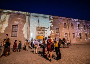 Μαγνητίζει καθημερινά Έλληνες και ξένους το επιτυχημένο φεστιβάλ βιβλίου στα Χανιά