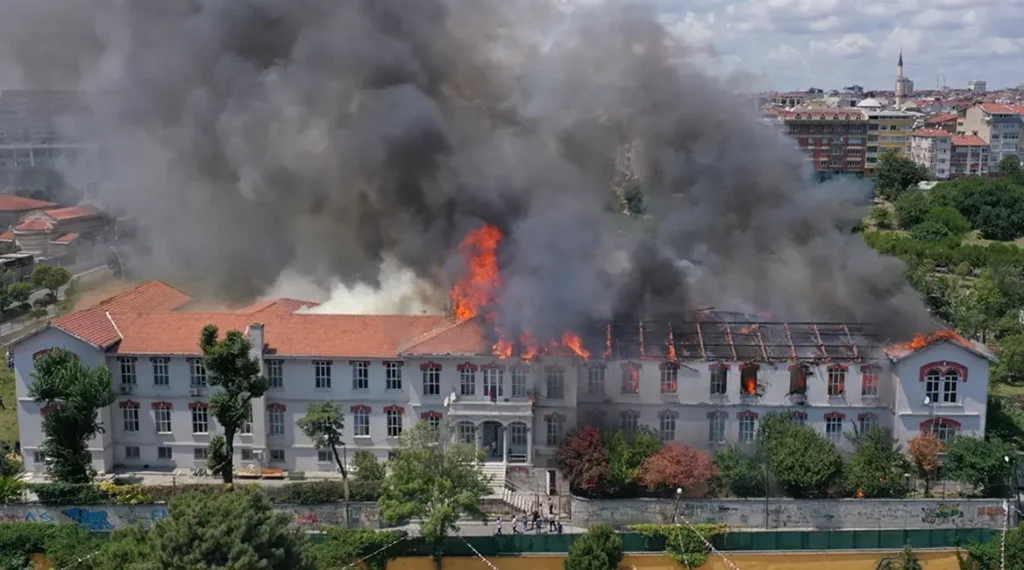 Καταστράφηκε ολοσχερώς το ελληνικό νοσοκομείο της Κωνσταντινούπολης - Βίντεο και φωτογραφίες