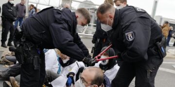 Γερμανία: Βίαια επεισόδια στο Αμβούργο για το κλίμα