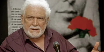 Πέθανε ο Κώστας Καζάκος σε ηλικία 87 ετών