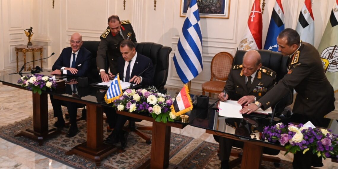 Συμφωνία που ευνοεί την ασφάλεια και σταθερότητα στην Ανατολική Μεσόγειο υπέγραψε ο Παναγιωτόπουλος στην Αίγυπτο