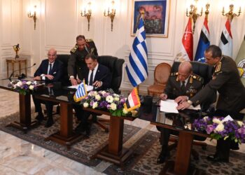 Συμφωνία που ευνοεί την ασφάλεια και σταθερότητα στην Ανατολική Μεσόγειο υπέγραψε ο Παναγιωτόπουλος στην Αίγυπτο