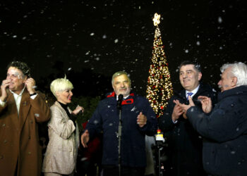 Σ’ ένα λαμπερό κλίμα φωταγωγήθηκε το Χριστουγεννιάτικο Δέντρο της Περιφέρειας Αττικής στο Πεδίο του Άρεως