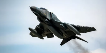 Πτώση μαχητικού F-4 Phantom στη θάλασσα νότια της Ανδραβίδας - Αγωνία για τους χειριστές, εντοπίστηκαν συντρίμμια