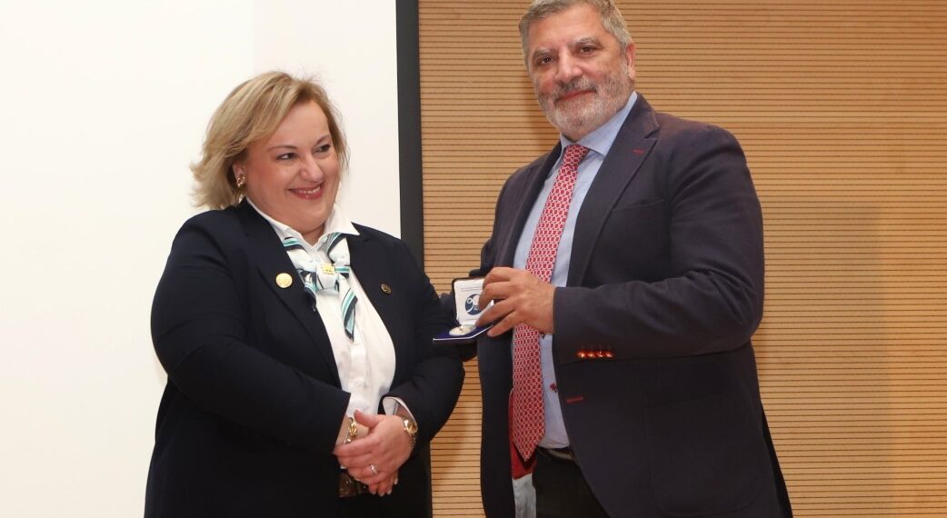 Το επετειακό μετάλλιο προσφέρθηκε στον Γ. Πατούλη για την συμβολή του στις δράσεις του Σώματος Ελληνικού Οδηγισμού