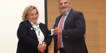 Το επετειακό μετάλλιο προσφέρθηκε στον Γ. Πατούλη για την συμβολή του στις δράσεις του Σώματος Ελληνικού Οδηγισμού