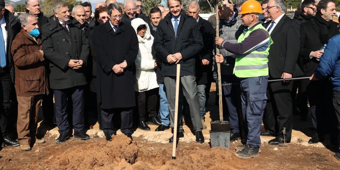 Στην τελετή θεμελίωσης του Πάρκου Μνήμης, παρουσία του Πρωθυπουργού και του Προέδρου της Κυπριακής Δημοκρατίας Ν. Αναστασιάδη, ο Περιφερειάρχης Αττικής 