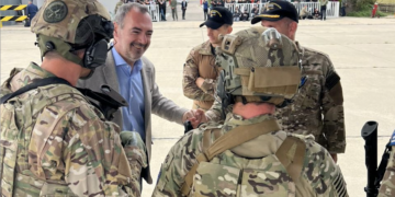 Ο Υφυπουργός Εξωτερικών Ανδρέας Κατσανιώτης στην υποδοχή των Ελλήνων από το Σουδάν