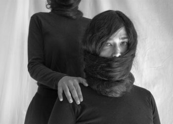 «Captivity - Αιχμαλωσία» - Έκθεση φωτογραφίας της Μερόπης Σταυρινού εμπνευσμένη από την πρόσφατη εξέγερση των γυναικών στο Ιράν