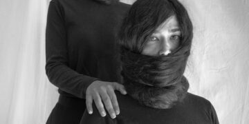 «Captivity - Αιχμαλωσία» - Έκθεση φωτογραφίας της Μερόπης Σταυρινού εμπνευσμένη από την πρόσφατη εξέγερση των γυναικών στο Ιράν
