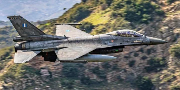 Τουρισμός: Φωτογράφοι από Γερμανία μέχρι Ιαπωνία έρχονται στην Ελλάδα για να τραβήξουν τα αεροσκάφη που χορεύουν
