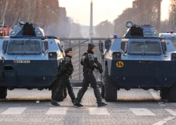 Η Γαλλία «φλέγεται»: Ο Μακρόν κατεβάζει τεθωρακισμένα στους δρόμους και καλεί τους γονείς να μαζέψουν τα παιδιά τους