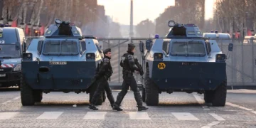 Η Γαλλία «φλέγεται»: Ο Μακρόν κατεβάζει τεθωρακισμένα στους δρόμους και καλεί τους γονείς να μαζέψουν τα παιδιά τους