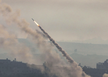 Η Χαμάς εξαπολύει αιφνιδιαστική επίθεση ενώ ένοπλοι διεισδύουν στο έδαφος του Ισραήλ