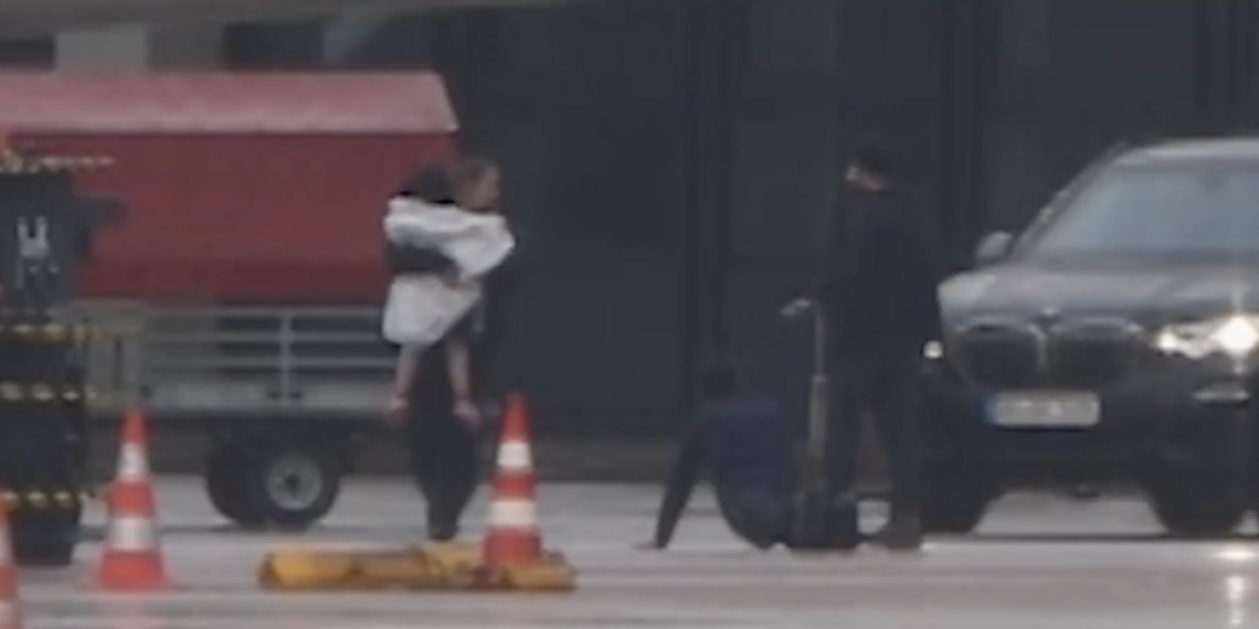 Έληξε η ομηρία στο αεροδρόμιο του Αμβούργου - Ο απαγωγέας συνελήφθη και η κόρη (4) είναι ασφαλής!