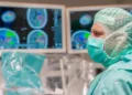 Κωνσταντίνος Γούσιας: Ο Έλληνας νευροχειρουργός που τα βάζει με τον καρκίνο εγκεφάλου