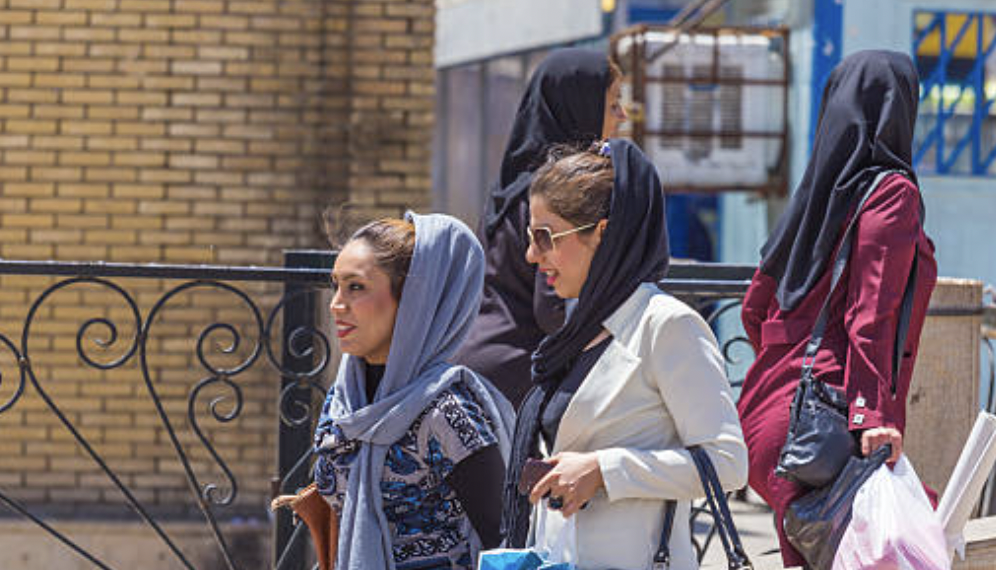 Ιράν: Μια γυναίκα καταδικάστηκε σε 74 μαστιγώσεις επειδή δεν φορούσε την ισλαμική μαντίλα