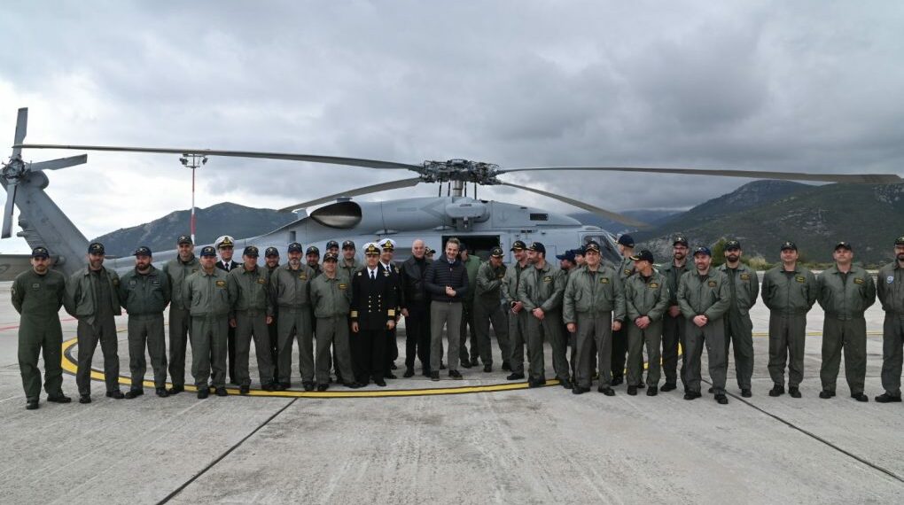 Παρουσία Μητσοτάκη και Δένδια στην εκδήλωση για την παραλαβή τριών νέων ελικοπτέρων τύπου Romeo MH-60R Seahawk από το Πολεμικό Ναυτικό