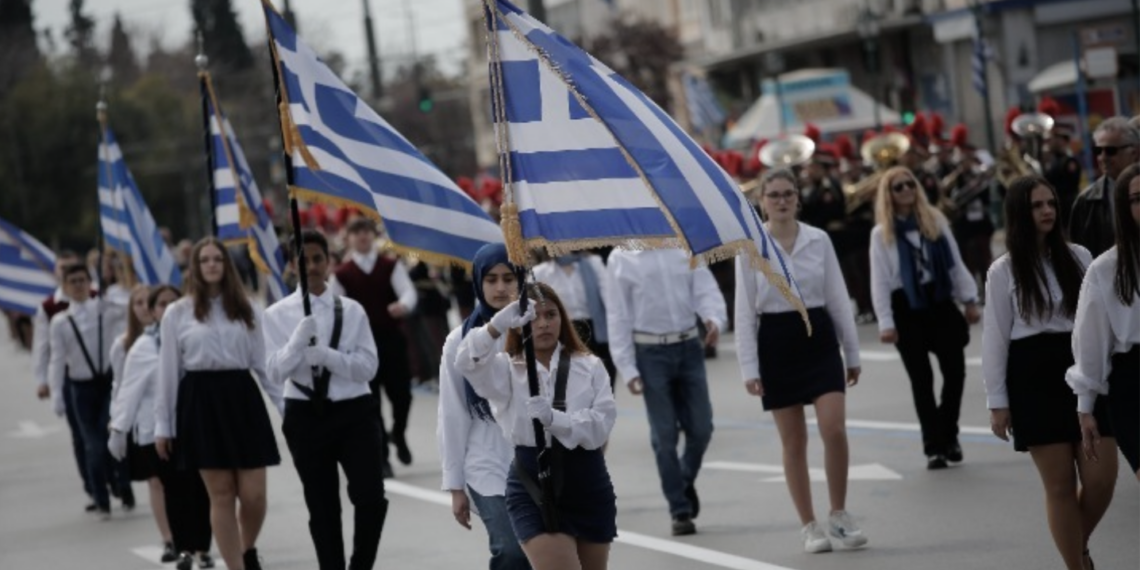 Με το λάβαρο της Επανάστασης και με υπερηφάνεια η μαθητική παρέλαση της Αθήνας