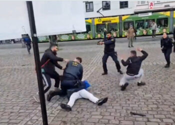 Γερμανία: Άγρια επίθεση με μαχαίρι σε ακροδεξιό πολιτικό – Σκληρές εικόνες