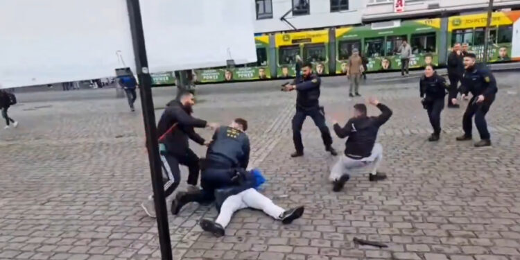 Γερμανία: Άγρια επίθεση με μαχαίρι σε ακροδεξιό πολιτικό – Σκληρές εικόνες