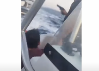 Χίος: Η στιγμή που ο διακινητής πυροβολεί κατά σκάφους του Λιμενικού – Δείτε βίντεο