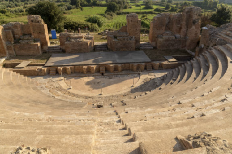 «Γνωριμία με Αρχαία Θέατρα της Ελλάδας»: Πλούτος του Αριστοφάνη σε περισσότερα από 15 θέατρα σε όλη την Ελλάδα