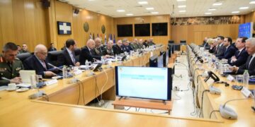 Σύσκεψη για τη Νέα Δομή των Ενόπλων Δυνάμεων: Ενημέρωση Δένδια και στρατιωτικής ηγεσίας στα κόμματα
